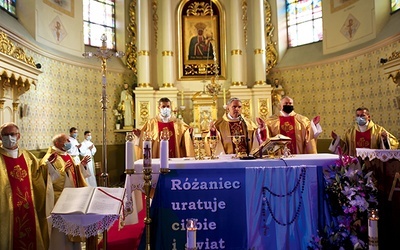 ▲	Mszy św. z okazji 100-lecia parafii przewodniczył bp  Krzysztof Nitkiewicz.