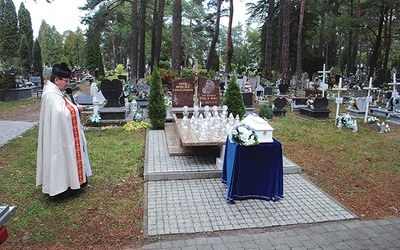 ▲	Na grobie są zawsze świeże kwiaty.