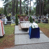 ▲	Na grobie są zawsze świeże kwiaty.