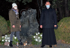 	Ks. Sławomir Adamczyk i Kamila Rzepka przy figurze Maryi Matki Życia, gdzie odmówiono modlitwę różańcową. 