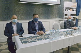 Uczestnicy debaty.  Od lewej: Paweł Puton, Adam Duszyk i Jan Rejczak.