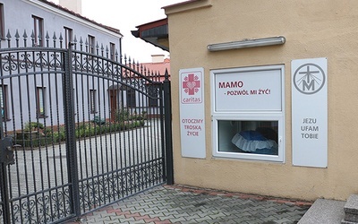 	W tym miejscu matka może anonimowo pozostawić swoje nowo narodzone dziecko bez narażania jego życia i zdrowia.