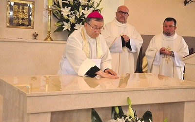 Bp Stefan Regmunt namaszcza ołtarz olejem Krzyżma świętego. 
