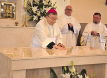 Bp Stefan Regmunt namaszcza ołtarz olejem Krzyżma świętego. 