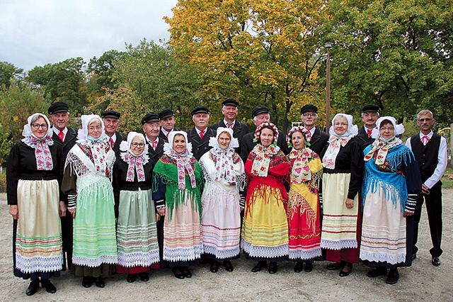 W październiku zespół został uhonorowany odznaczeniem „Zasłużony dla Kultury Polskiej”.