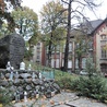 	 Pomnik pomordowanych pacjentów w Obrzycach. Ofiarom pochowanym w zbiorowych mogiłach poświęcona jest też wystawa w szpitalnej Izbie Pamięci.