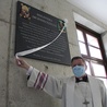 	Przy wejściu znajduje się pamiątkowa tablica odsłonięta przez  abp. Józefa Kupnego.