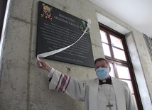 	Przy wejściu znajduje się pamiątkowa tablica odsłonięta przez  abp. Józefa Kupnego.