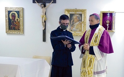 ►	Biskup Adam Bałabuch w czasie instalacji relikwiarza.