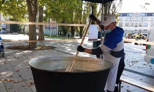 Siemianowice Śl. 1000 porcji żuru rozdano potrzebującym [ZDJĘCIA]