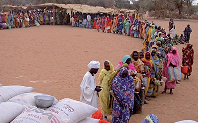 Ludzie czekający w kolejce po posiłek w obozie 
dla uchodźców.
Kutum, Północny Darfur, Sudan