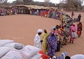 Ludzie czekający w kolejce po posiłek w obozie 
dla uchodźców.
Kutum, Północny Darfur, Sudan