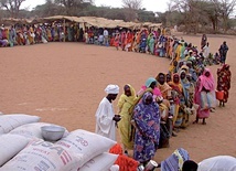 Ludzie czekający w kolejce po posiłek w obozie 
dla uchodźców.
Kutum, Północny Darfur, Sudan