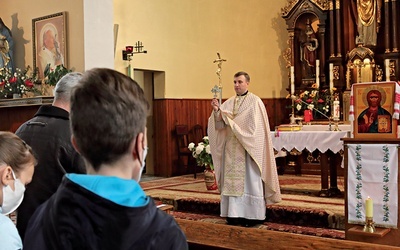 Ks. Wołodymyr Lytwyniw w czasie Liturgii sprawowanej w kaplicy zakładu opiekuńczo-leczniczego sióstr boromeuszek w Gliwicach.