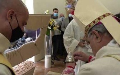Biskup Sorrentino zapewnił, że grób Carla zostanie otwarty na stałe po ustaniu pandemii.