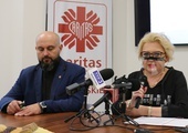 O projekcie opowiada Anna Lis. Obok ks. Damian Drabikowski, wicedyrektor Caritas Diecezji Radomskiej.