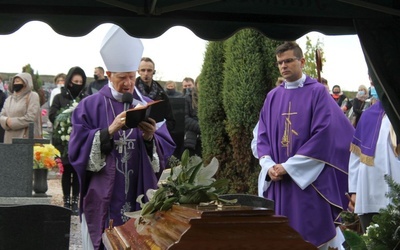 Bp Ignacy Dec i ks. Łukasz Bankowski nad grobem śp. Teresy.