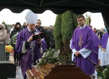 Bp Ignacy Dec i ks. Łukasz Bankowski nad grobem śp. Teresy.