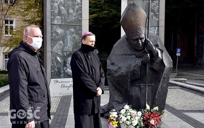 Biskup wraz z ks. Piotrem Śliwką, proboszczem katedry, przy pomniku w czasie wspólnej modlitwy.