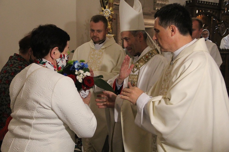 Bobowa. Wprowadzenie relikwii i poświęcenie ołtarza
