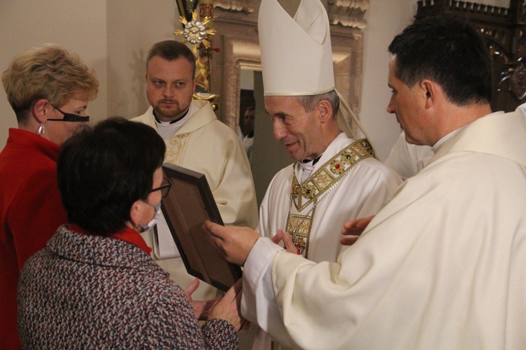 Bobowa. Wprowadzenie relikwii i poświęcenie ołtarza