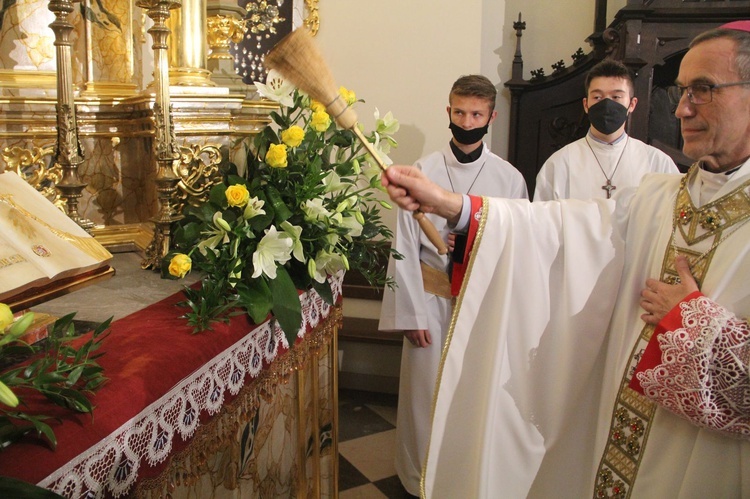 Bobowa. Wprowadzenie relikwii i poświęcenie ołtarza