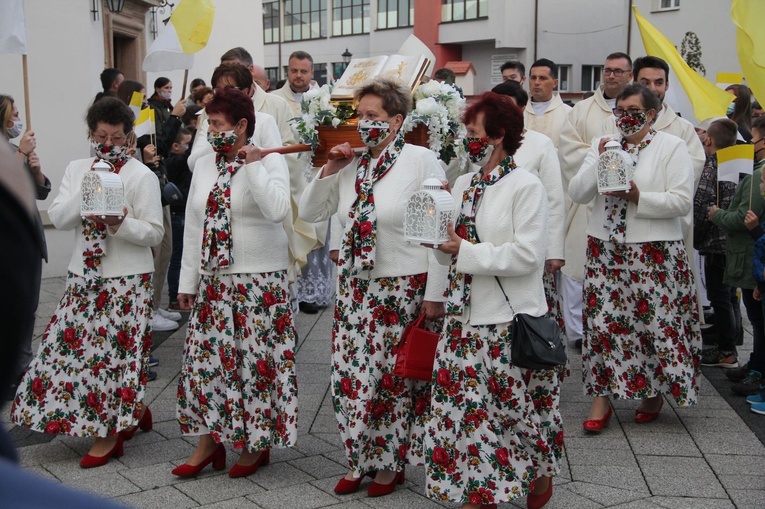 Bobowa. Wprowadzenie relikwii i poświęcenie ołtarza