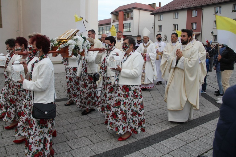 Bobowa. Wprowadzenie relikwii i poświęcenie ołtarza