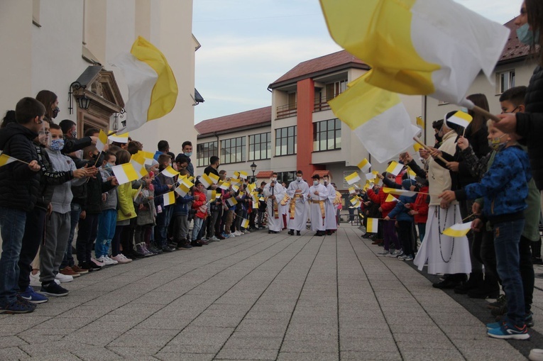 Bobowa. Wprowadzenie relikwii i poświęcenie ołtarza