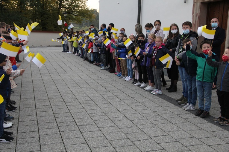 Bobowa. Wprowadzenie relikwii i poświęcenie ołtarza
