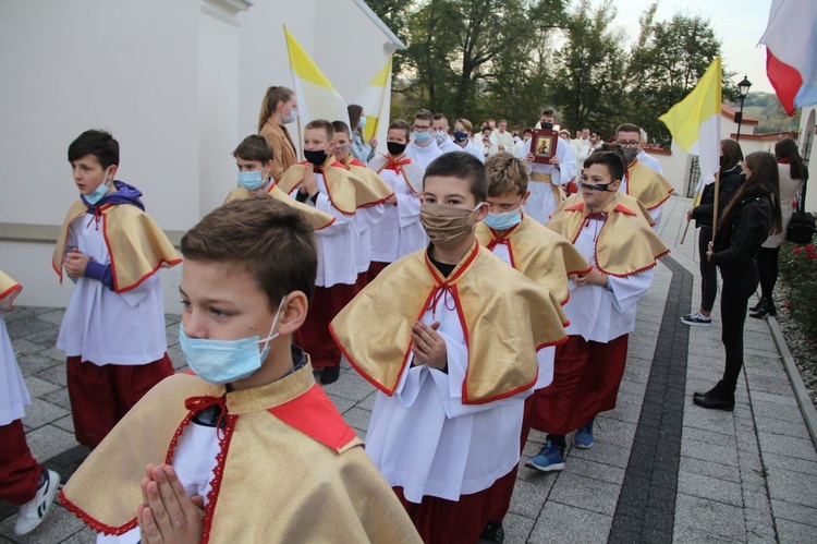 Bobowa. Wprowadzenie relikwii i poświęcenie ołtarza