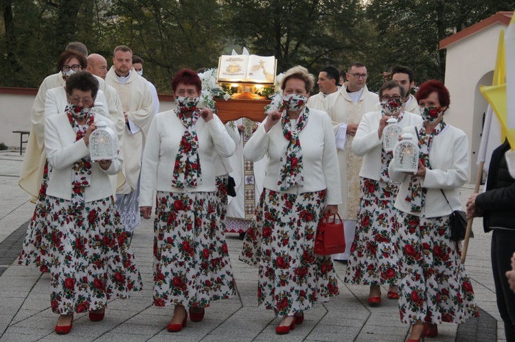 Bobowa. Wprowadzenie relikwii i poświęcenie ołtarza