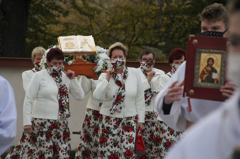 Bobowa. Wprowadzenie relikwii i poświęcenie ołtarza