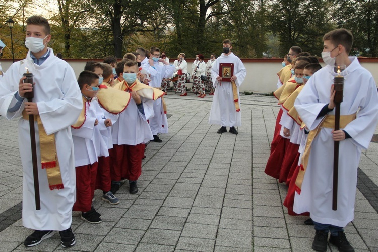 Bobowa. Wprowadzenie relikwii i poświęcenie ołtarza