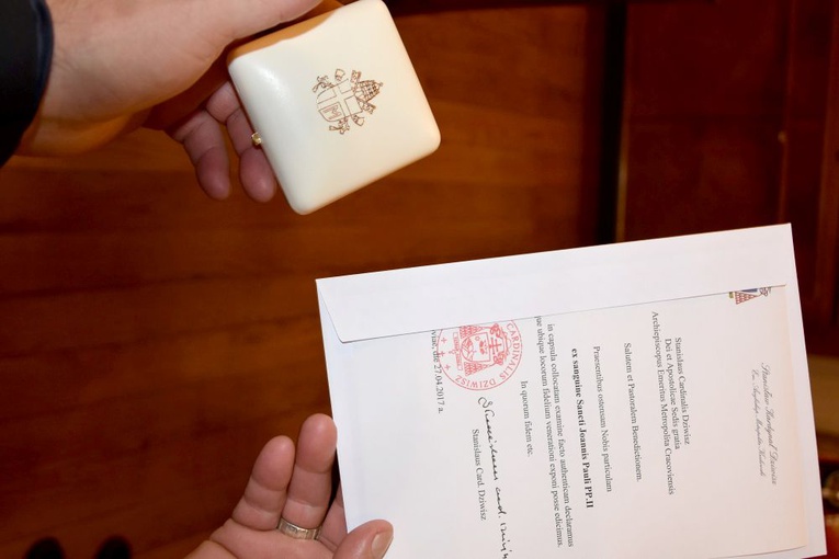Wprowadzenie relikwii do parafii Królowej Polski w Głuszycy