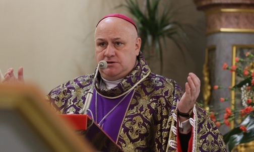 Bp Greger przypomniał służbę kapłańską zmarłego dla dwóch diecezji - katowickiej i bielsko-żywieckiej.