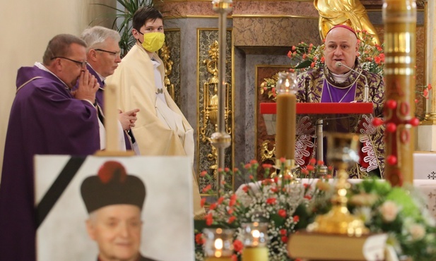 Pogrzebowej liturgii przewodniczył bp Piotr Greger.