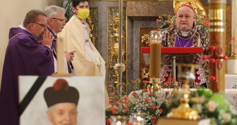 Pogrzebowej liturgii przewodniczył bp Piotr Greger.