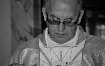 Ks. Stanisław Ciąpała zmarł w wieku 77 lat.