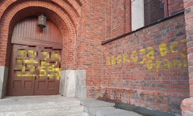 Prowokacyjne napisy i protesty w warszawskich kościołach 