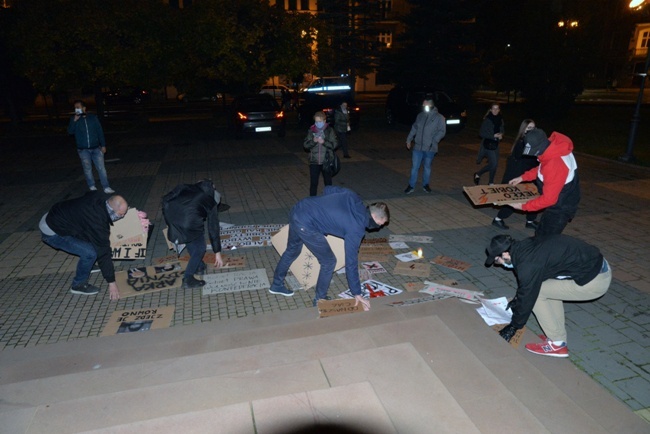 Protest przed radomską katedrą