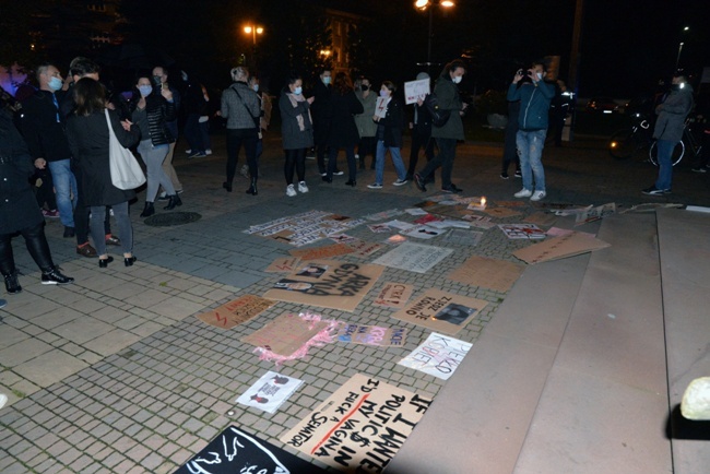 Protest przed radomską katedrą