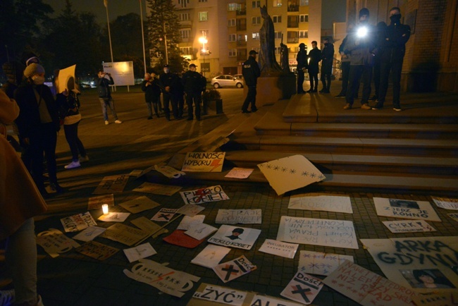 Protest przed radomską katedrą