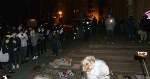 Gdy uczestnicy protestu obok pomnika kard. Stefana Wyszyńskiego złożyli kartony z napisami wyrażającymi swój sprzeciw, na schodach stała grupa osób, które przyszły bronić kościoła.