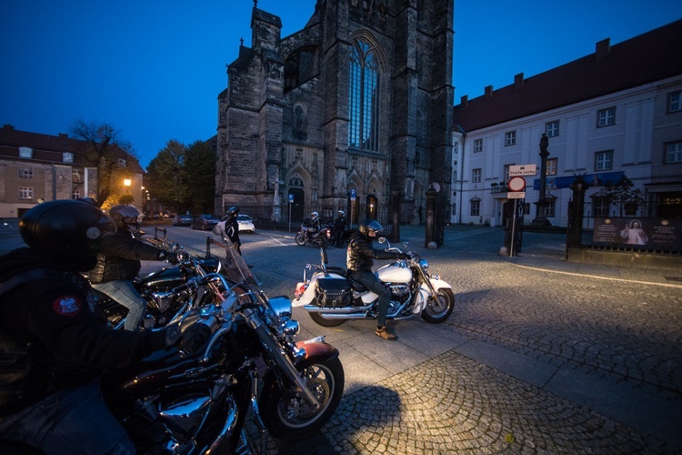 Protesty przeciwników wyroku Trybunału pod świdnickimi świątyniami