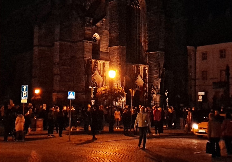 Protesty przeciwników wyroku Trybunału pod świdnickimi świątyniami