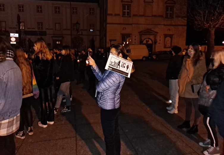 Protesty przeciwników wyroku Trybunału pod świdnickimi świątyniami