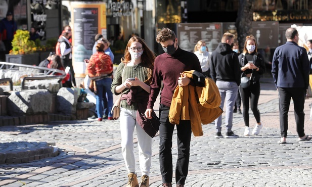 Jedna trzecia nie zachoruje na COVID-19