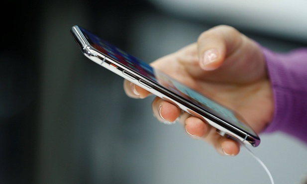 Koronawirus na banknotach i telefonach