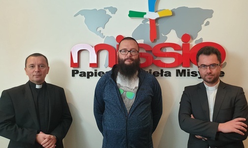 Ks. Tomasz Kaczor (w środku) w siedzibie Papieskich Dzieł Misyjnych 